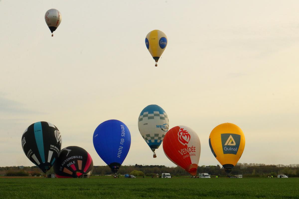 , Fourques-sur-Garonne : Les montgolfières au départ de la base d’ULM