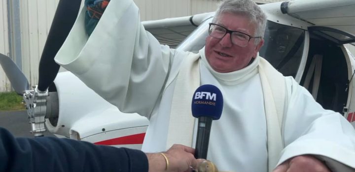 , Manche: le curé de la paroisse de Canisy bénit les cultures depuis les airs à bord d&rsquo;un ULM