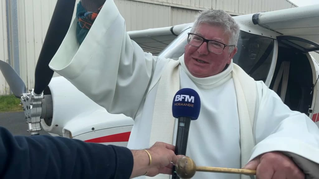 , Manche: le curé de la paroisse de Canisy bénit les cultures depuis les airs à bord d&rsquo;un ULM
