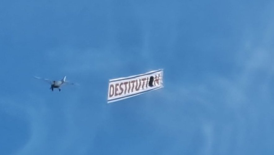 , Contre Emmanuel Macron, il déploie une banderole « Destitution » avec son ULM dans le ciel de l&rsquo;île de Ré