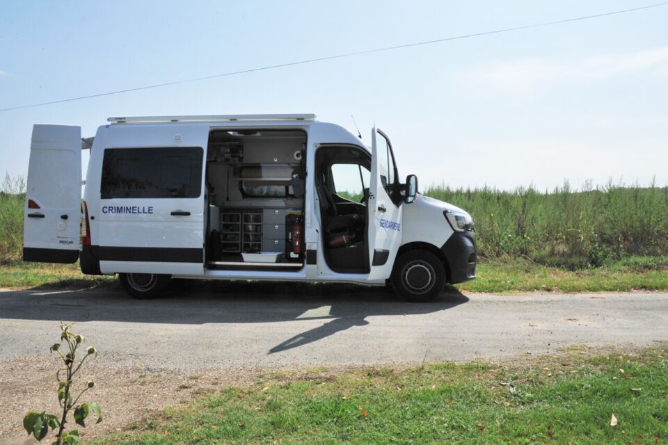 Les techniciens en identification criminelle de la gendarmerie font les constations sur les lieux du crash de l'ULM à Fontet (Gironde), ce lundi 14 août 2023 à midi.