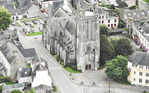 L’Église Saint-Trémeur de Carhaix vue du ciel, mardi 8 août 2023.