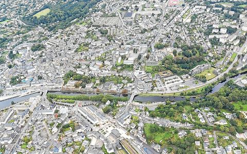 Le centre-ville de Lannion vu depuis une altitude de 400 m. Une vue panoramique qui permet encore de reconnaître les détails des bâtiments, dont le conservatoire et la rédaction du journal.