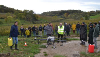, Jura Le traitement des vignes par un drone : démonstration sur le terrain à L’Étoile
