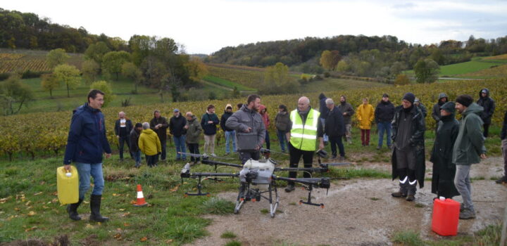 , Jura Le traitement des vignes par un drone : démonstration sur le terrain à L’Étoile