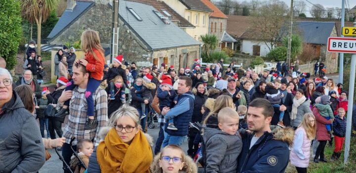 , EN IMAGES. Cotentin : la venue du Père Noël par les airs attire la foule