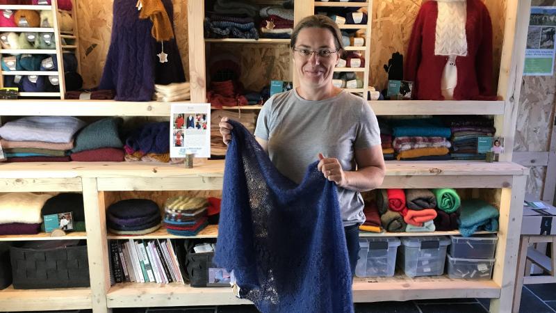 Véronique Guiost dans sa boutique de vente directe de tricots en mohair issus de son exploitation de chèvres.
