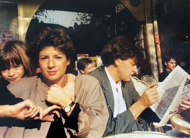 Au café Le Rostand, dans leur quartier du jardin du Luxembourg, à Paris, en 1984. Ils se marient l’année suivante.