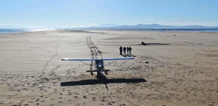 , Scène surréaliste sur une plage de l&rsquo;Aude : un aéronef atterrit en catastrophe