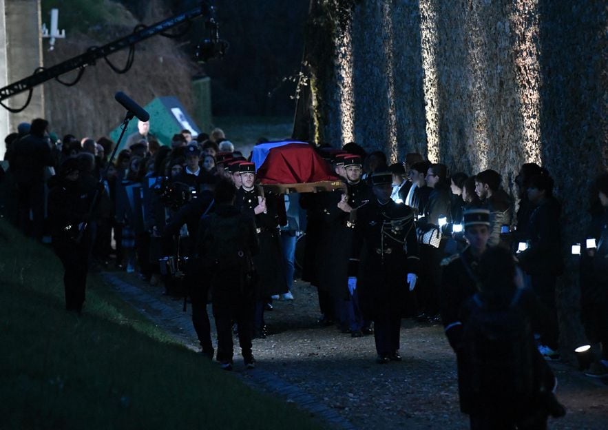 Des soldats portent le cercueil de Missak Manouchian, lors d'une veillée au Mont Valérien à Suresnes, près de Paris, à la veille de son entrée au Panthéon, le 20 février 2024