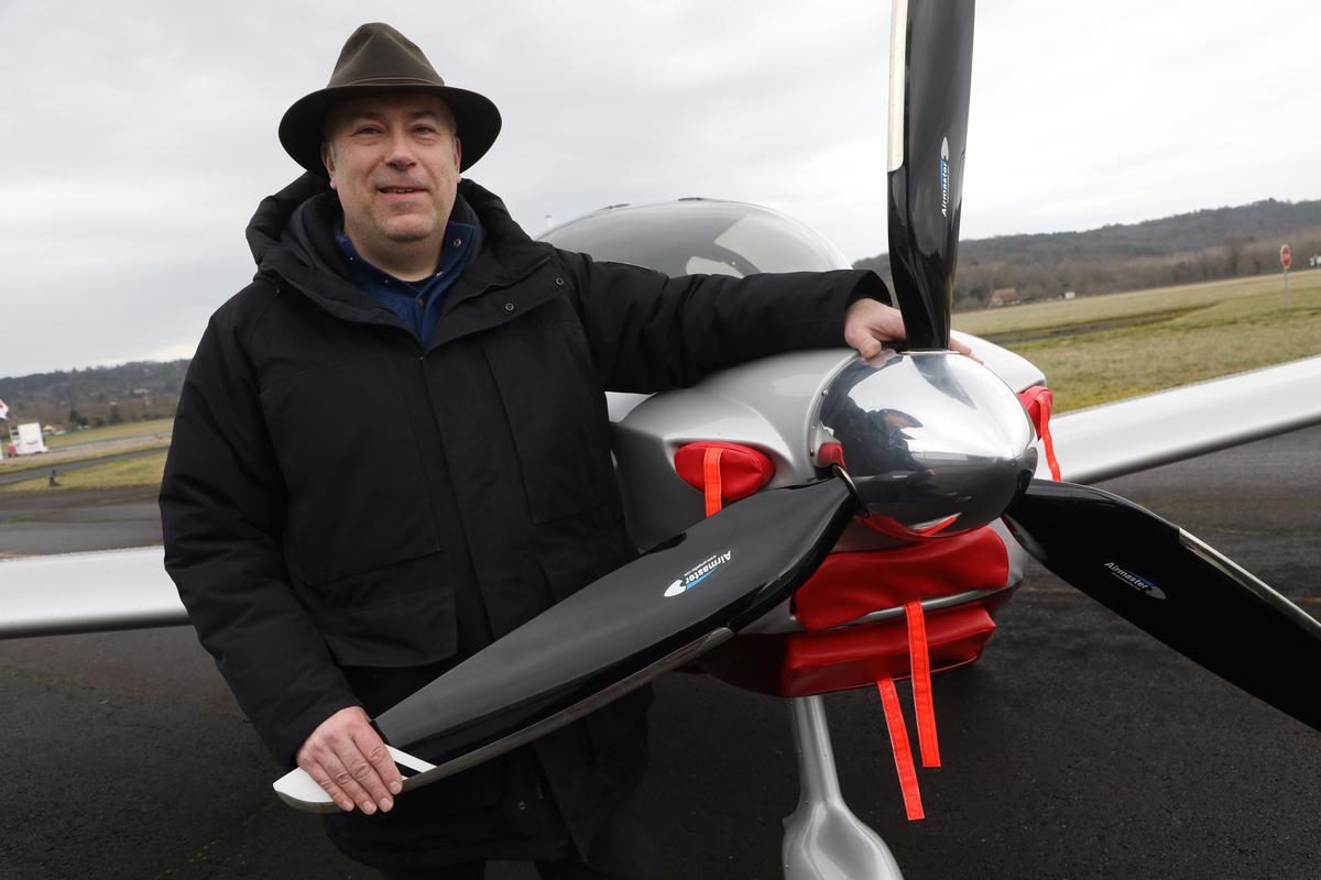 Sylvain Henneton est à la fois pilote, mécanicien aéronautique et formateur.